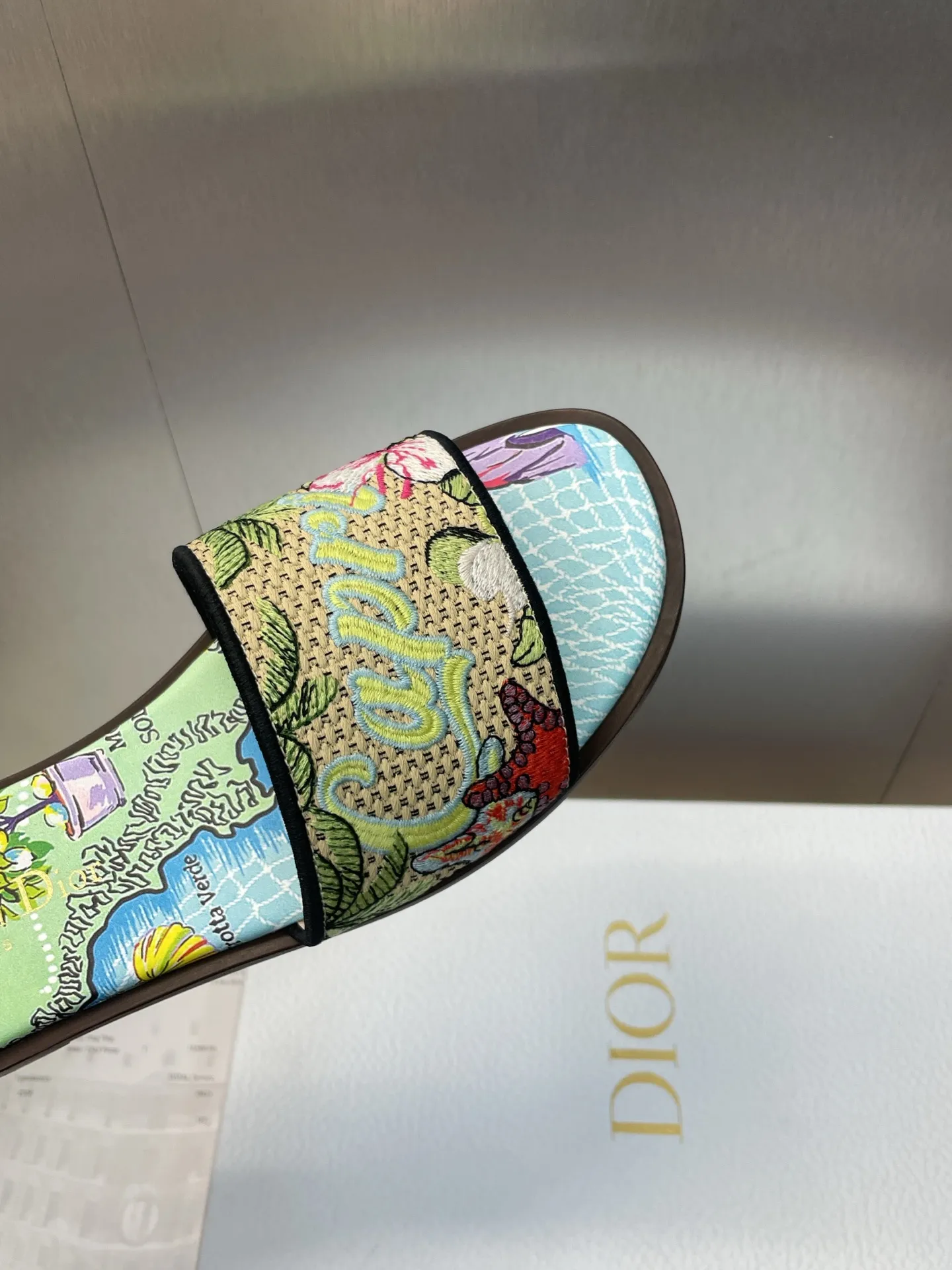 👟👟Ex-factory price 500👟👟 Dior 2025 spring and summer new style DWAY flat flip flops jelly color women's shoes CD letter logo three-dimensional embroidery round toe open toe color block sandals Material: upper imported raffia electric embroidery high temperature water-soluble cotton technical fabric + water-dyed sheepskin lining + Italian thickened leather outsole size: 34-42 (34.40.41.42. Customized, non-refundable and non-exchangeable)